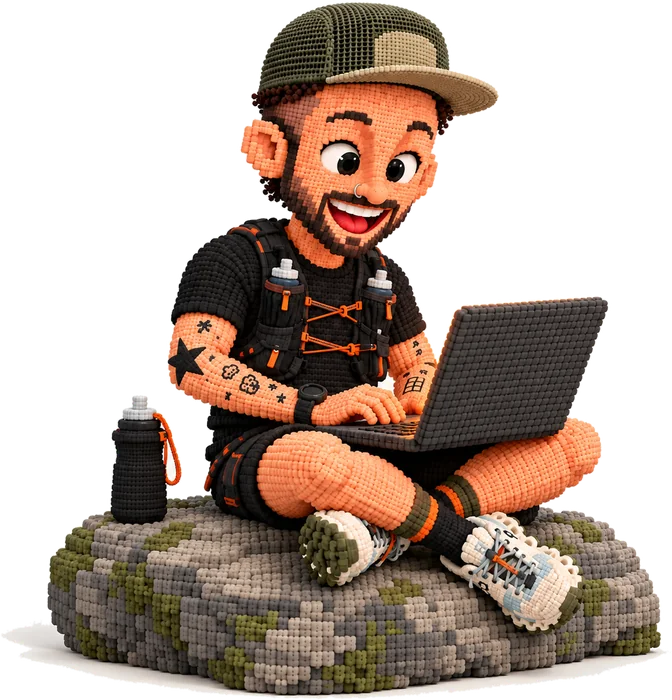La mascotte voxel de David, assise sur un rocher, en train de taper sur un ordinateur portable