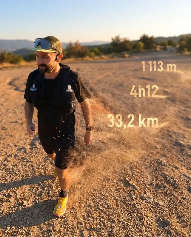 Exemple du prompt Sable : le coureur se défait en sable, ses chiffres flottent dans le vent